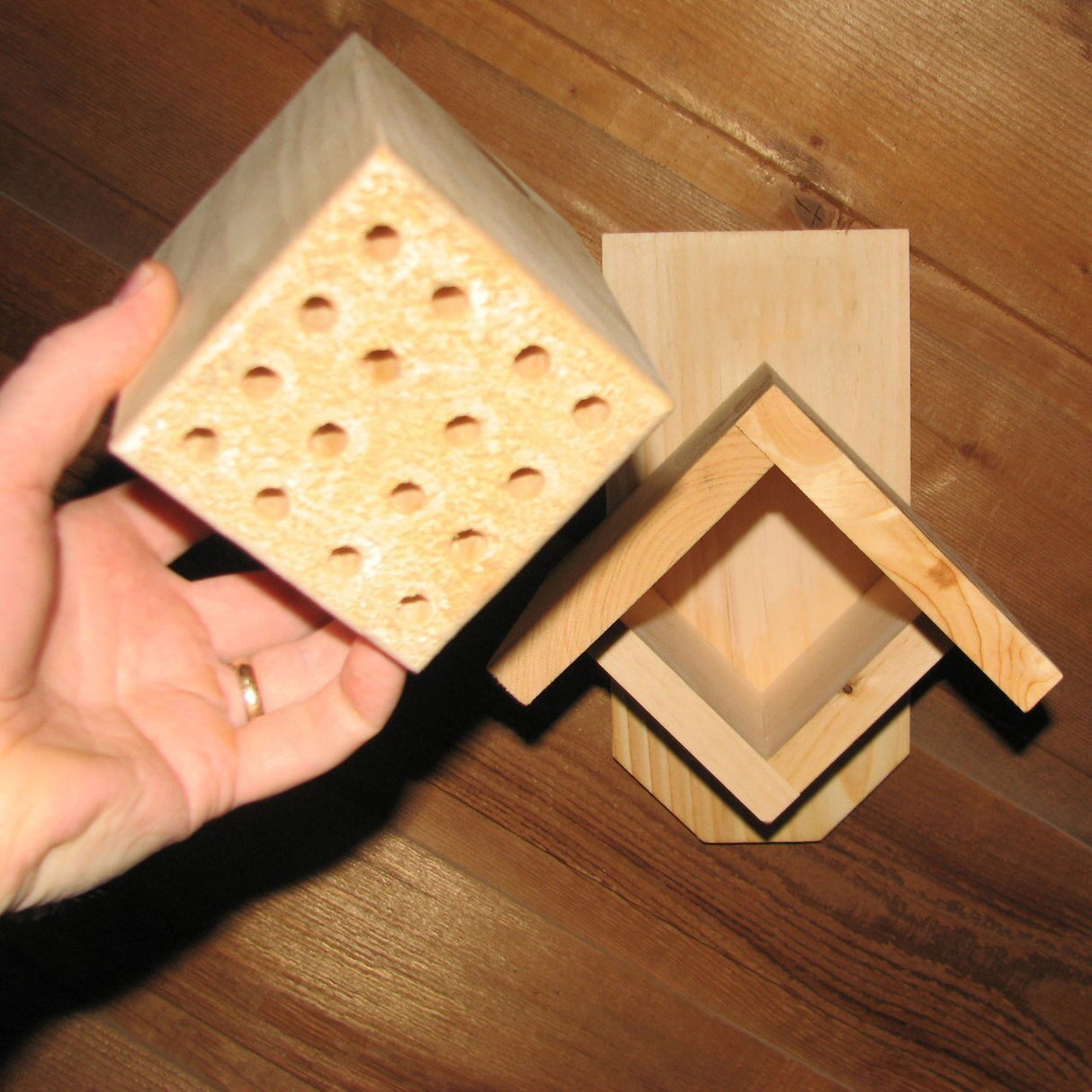 Handmade Bee House, Single